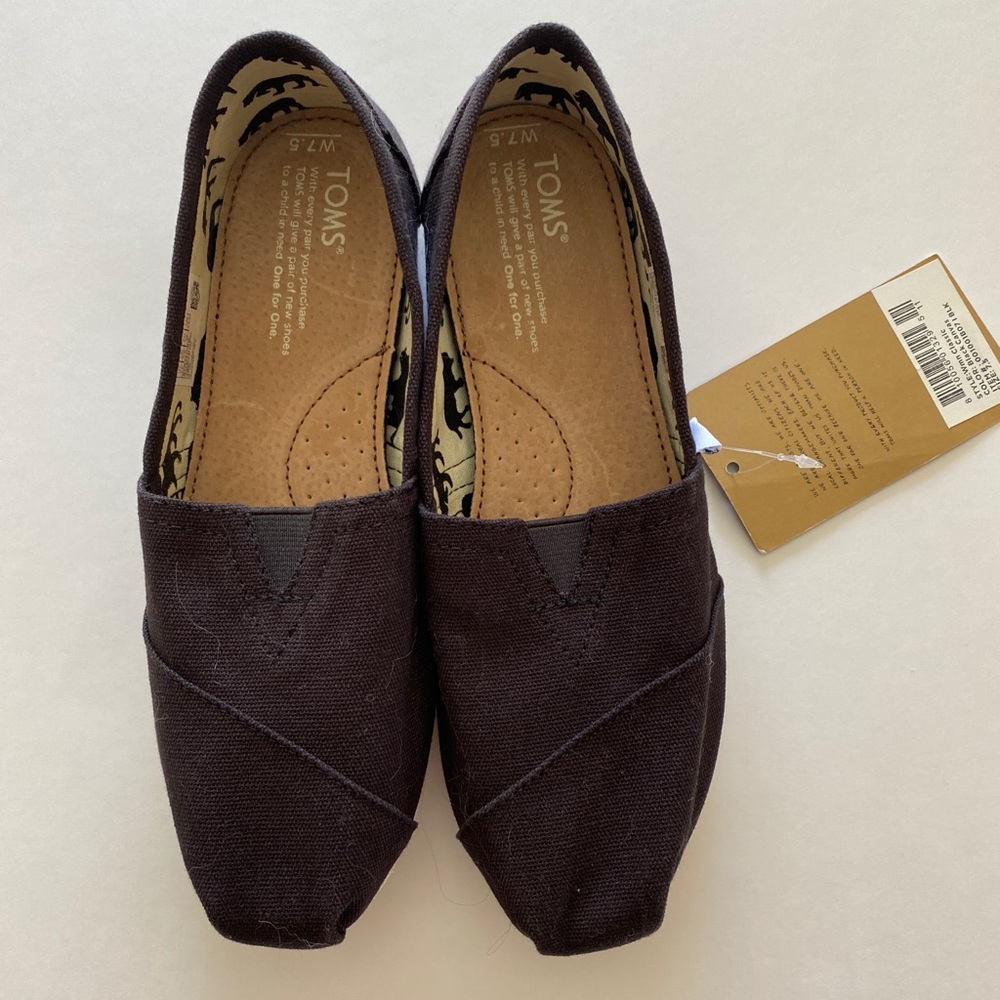 NWT Women’s Classic Canvas Toms in Black